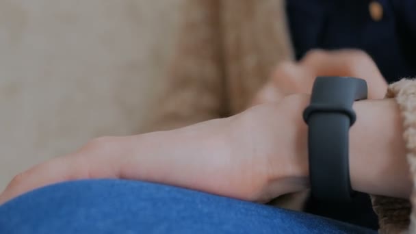 Fiatal nő hordható intelligens fitness tracker használata — Stock videók