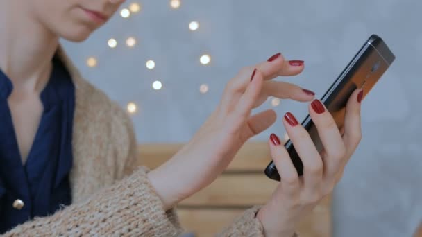 Mujer usando teléfono inteligente negro vertical en casa — Vídeo de stock