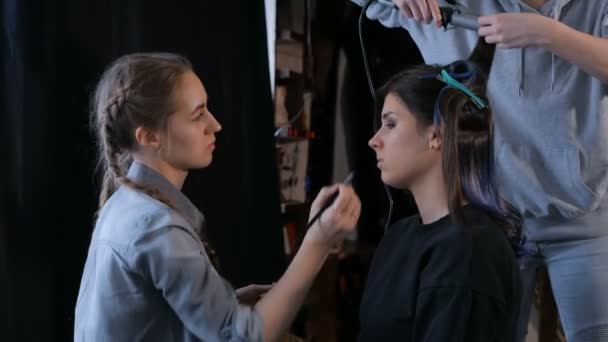Make-up artist dan penata rambut bekerja dengan klien wanita — Stok Video