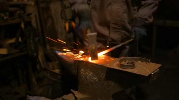 Blacksmith forging molten metal — Stock Video