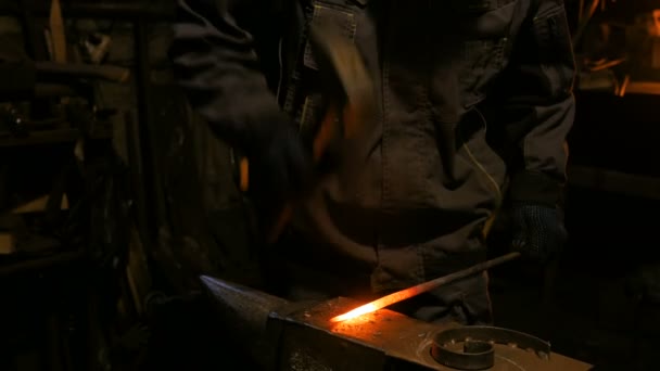 Blacksmith working with metal — Stock Video