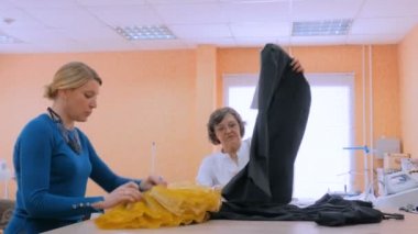İki terzi yeni moda koleksiyonunu tartışıyor.