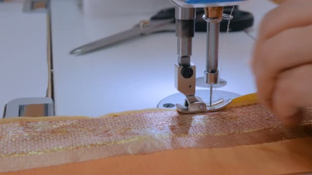 Professionele kleermaker, modeontwerper naaikleding met naaimachine — Stockvideo