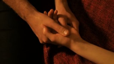 Masör bayan müşteriye el masajı yapıyor.