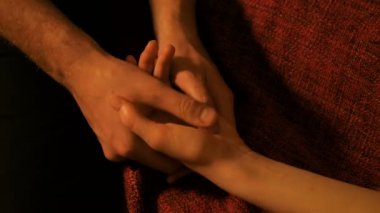 3 çekim. Masör kadın müşteri için el masaj yapıyor