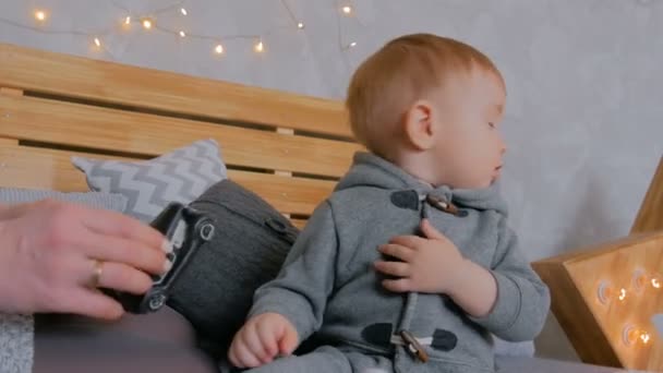 Jovem mãe feliz e seu filho bebê jogando togerher — Vídeo de Stock