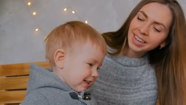 Jovem mãe feliz e seu filho bebê jogando togerher — Vídeo de Stock