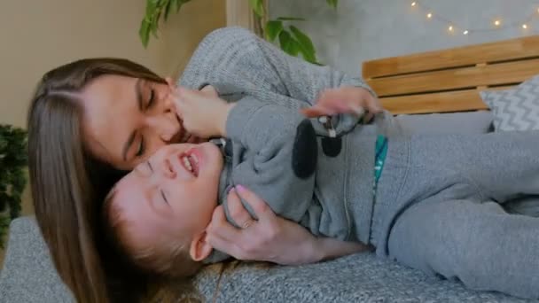 Felice giovane madre e il suo bambino figlio giocare insieme — Video Stock