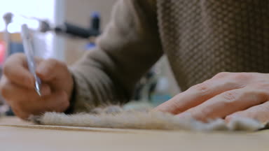 Skinner vizon kürklü deriyle çalışıyor.