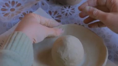 Kadın potter kil limon sıkacağı Seramik kurs yapma