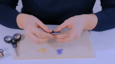 Tasarımcı el yapımı broş yapıyor