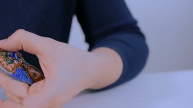 Tasarımcı el yapımı broş yapıyor