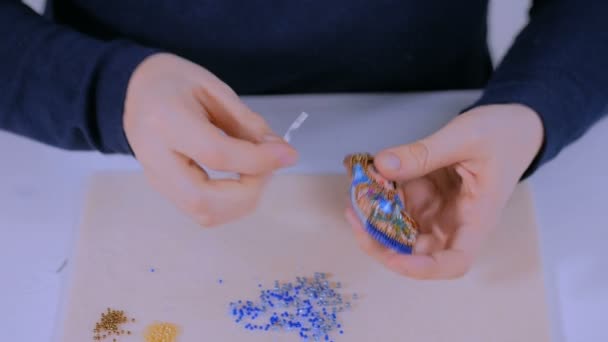 Design broche maken met de hand — Stockvideo