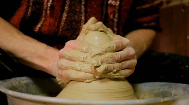 Profesyonel erkek potter potters tekerlek üzerinde kil ile çalışma