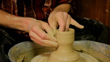 Atölyede çalışan profesyonel erkek çömlekçi.