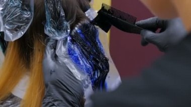 3 çekim. Profesyonel kuaför kadın istemcisinin stüdyoda saç boyama