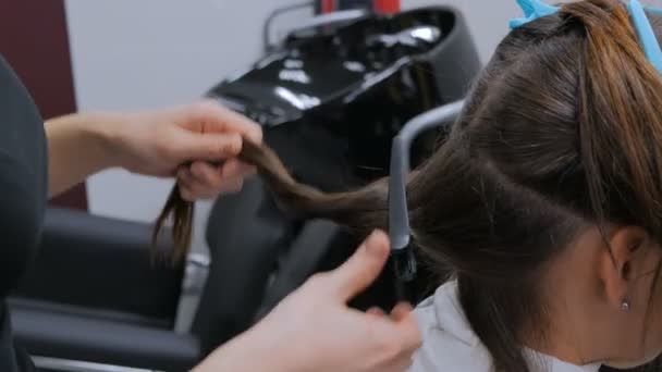 Peluquería profesional haciendo peinado para el cliente — Vídeo de stock