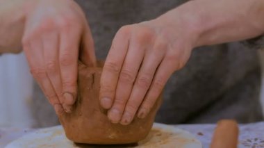 Profesyonel erkek potter seramik atölyesinde seramik sürahi yapım stüdyosu. Potters el atış kapatın. El yapımı, sanat ve el sanatları kavramı