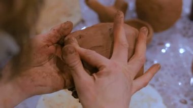 Seramik sürahi yapan profesyonel erkek çömlekçi.