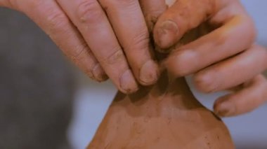 Seramik sürahi yapan profesyonel erkek çömlekçi.