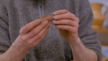 Atölyede çalışan profesyonel erkek çömlekçi.