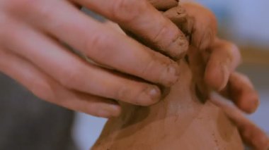4 çekim. Profesyonel erkek potter seramik sürahi yapmak
