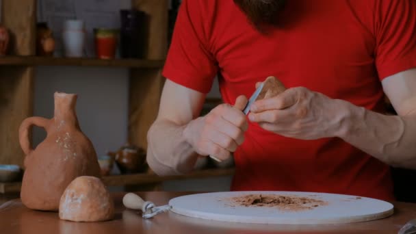 Ceramista professionista che modella tazza asciutta di argilla con l'attrezzo speciale nell'officina della ceramica — Video Stock