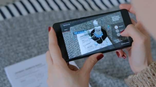 Mulher usando smartphone com aplicativo de realidade aumentada — Vídeo de Stock