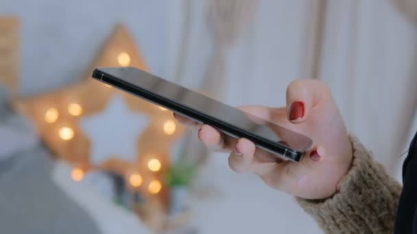 Evde dikey siyah akıllı telefon kullanan bir kadın — Stok video