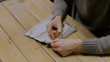 Skinner vizon kürklü deriyle çalışıyor.