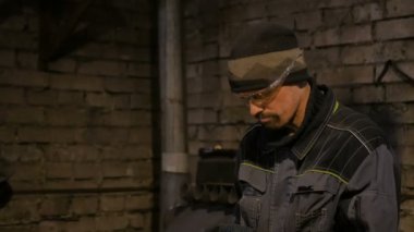 Metal el daire testere ile kesme demirci portresi