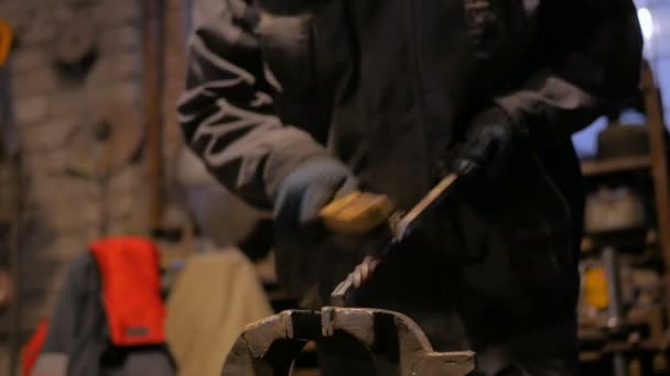 Σιδεράς που εργάζεται με μέταλλο — Αρχείο Βίντεο