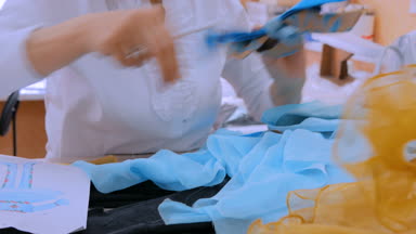 Terzi yeni couture koleksiyonu ile çalışma