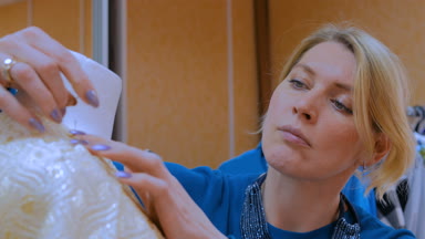 Moda Tasarımcısı elbise mankenin üzerinde terzilik yeni modeli ile çalışma