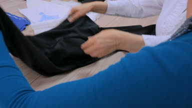 İki terziler yeni couture koleksiyonu ile çalışma