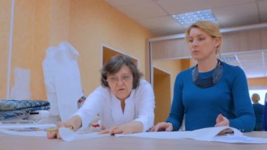 Yeni elbise modeli tartışırken iki terziler