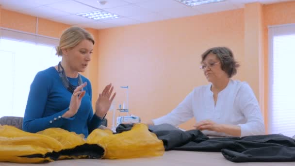 Zwei Schneiderinnen diskutieren neue Couture-Kollektion — Stockvideo