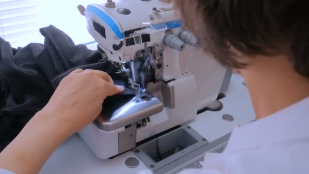 Professionele kleermaker, modeontwerper naaikleding met naaimachine — Stockvideo