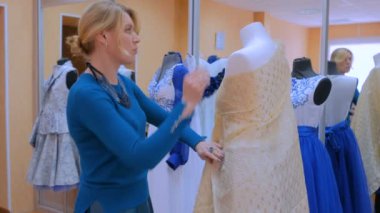 Moda Tasarımcısı elbise mankenin üzerinde terzilik yeni modeli ile çalışma