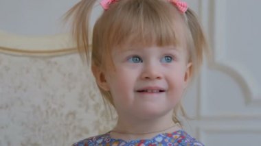 Evdeki komik küçük kızın portresi.