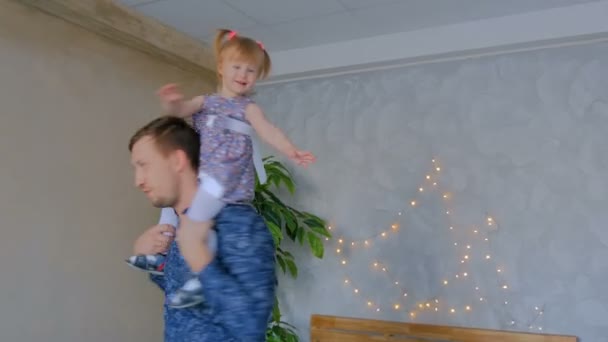Jonge vader spinnen zijn gelukkige dochter — Stockvideo