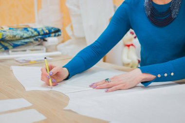 Moda Tasarımcısı ile yeni couture koleksiyonunun desen çalışma