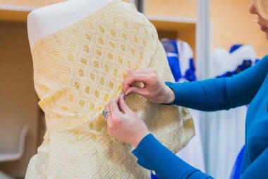 Moda Tasarımcısı elbise mankenin üzerinde terzilik yeni modeli ile çalışma