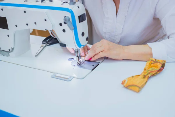 Профессиональный портной швейная одежда с швейной машиной в ателье — стоковое фото