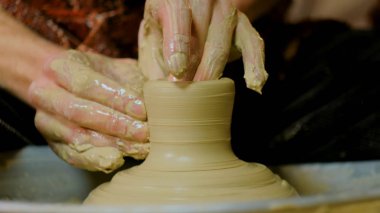 Atölyede çalışan profesyonel erkek çömlekçi.