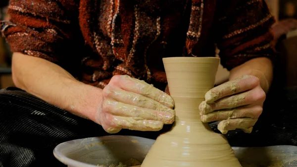 Taza de alfarero profesional con en taller de cerámica — Foto de Stock