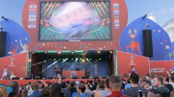 Menschen feiern bei Konzert elektronischer Musik vor der Bühne — Stockvideo