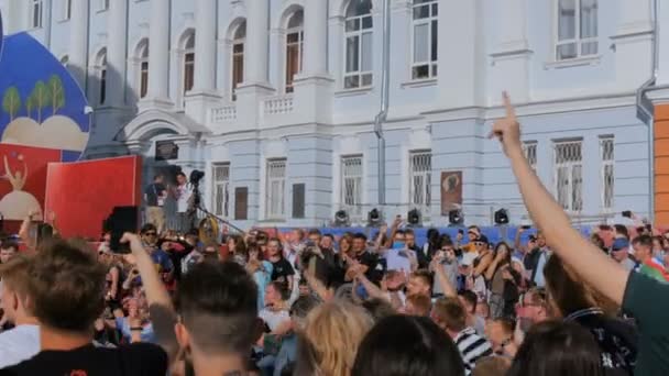 Pessoas festejando à noite concerto de música eletrônica em frente ao palco — Vídeo de Stock