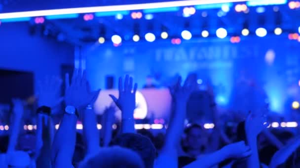 Menschen feiern bei Trance-Konzert — Stockvideo