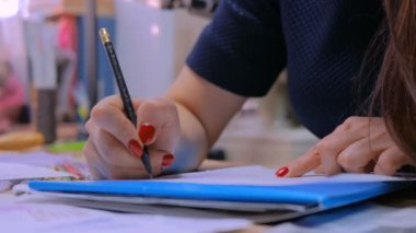 Moda Tasarımcısı çizim tasarım kroki